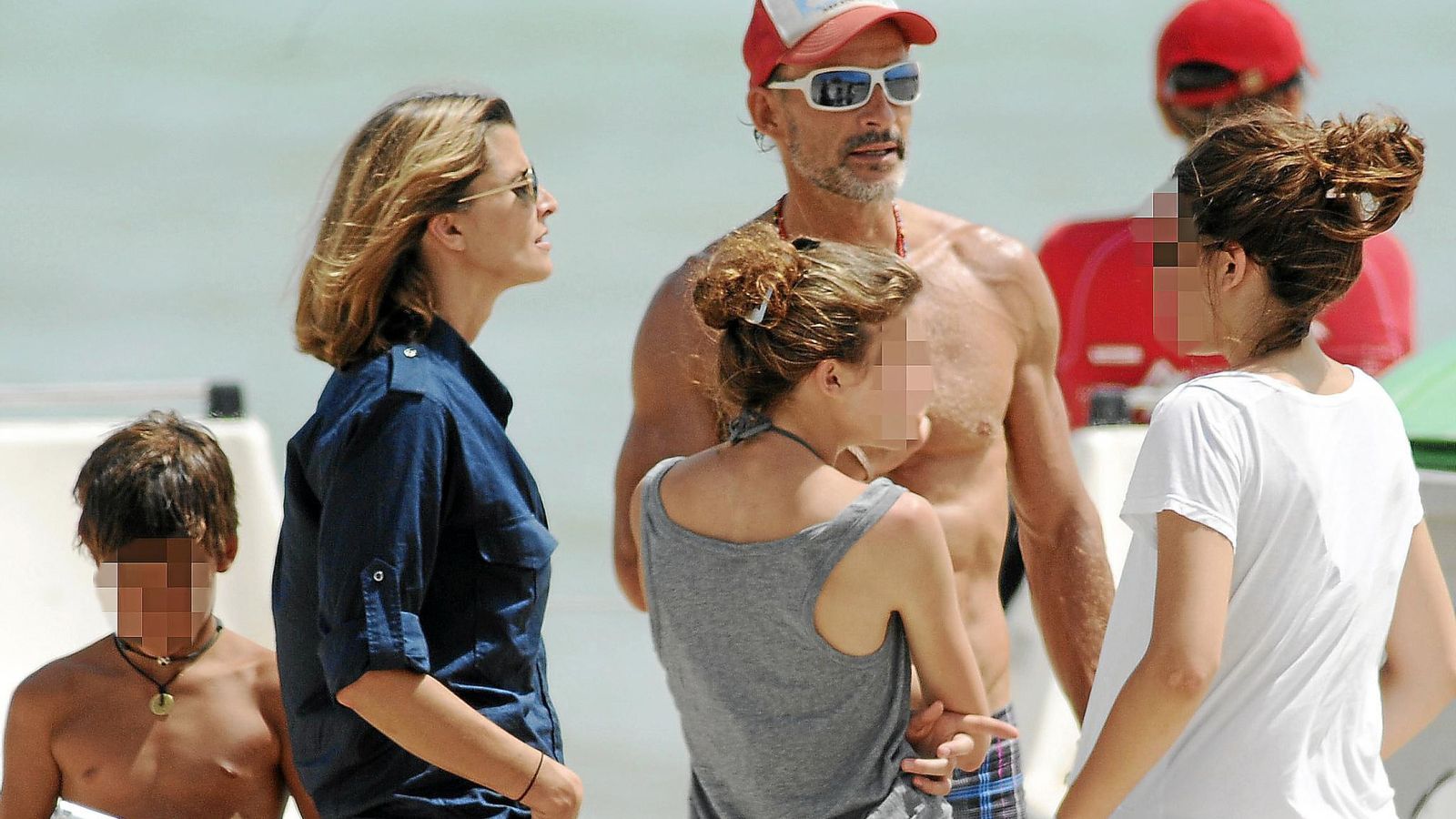 De pequeños, Mafalda y sus dos hermanos pequeños con sus padres, Kyril y Rosario Nadal, en la playa.