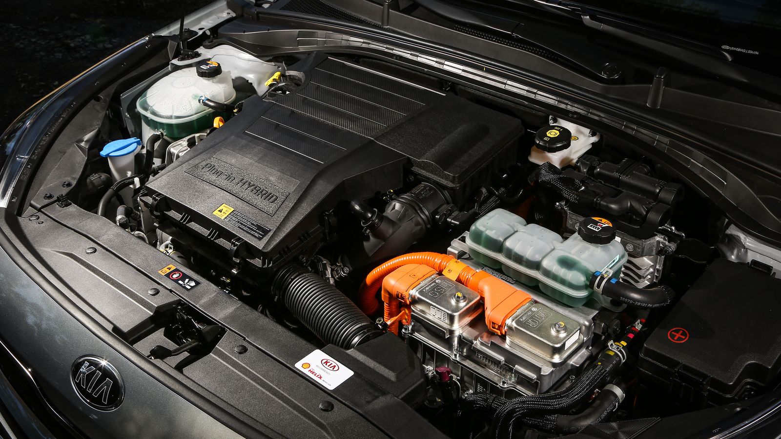 Son 105 CV del motor de gasolina y 60,5 del eléctrico, alimentado por dos bloques de baterías que suman una capacidad de 8,9 kWh: suficiente para homologar 50 km (WLTP) de alcance sólo con su energía.