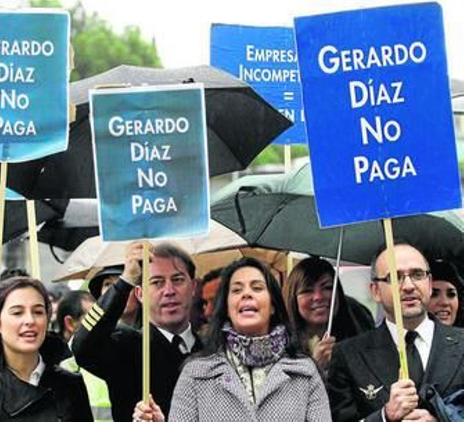 Trabajadores de Air Comet protestan ante la sede del Ministerio de Fomento.