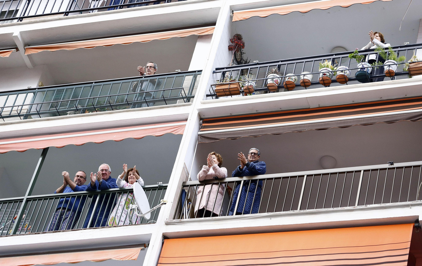 Coronavirus: El primer día de aplausos en Málaga en el que el sol aún no ha caído, en fotos