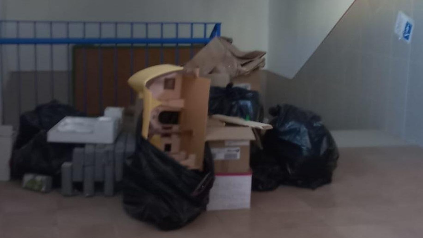 Algunos enseres sin recoger existentes en el colegio.