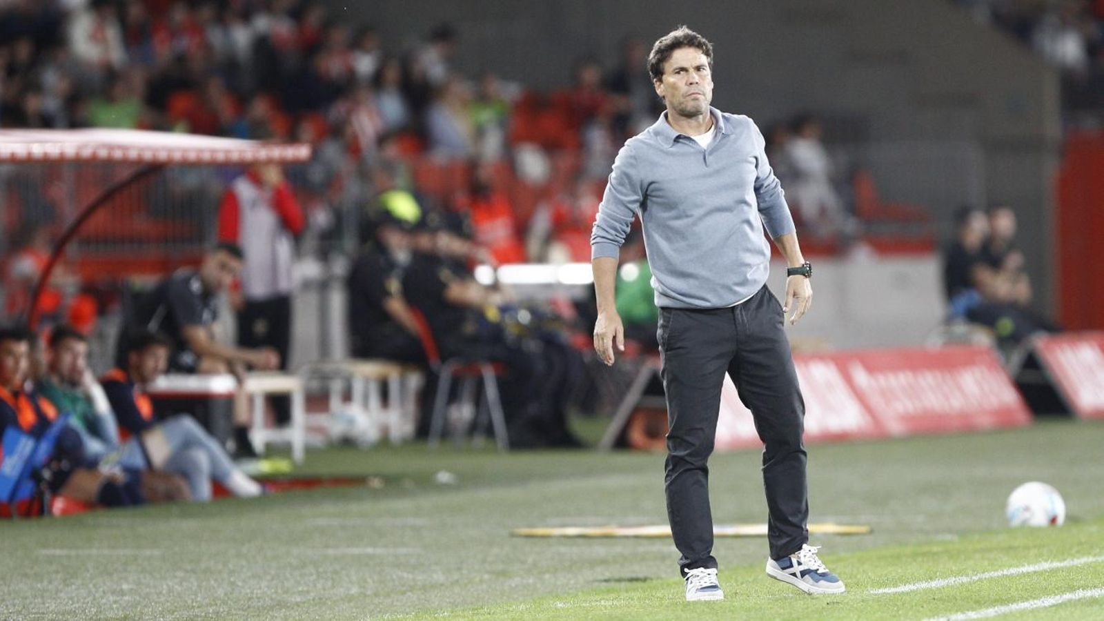 El preparador rojiblanco, concentrado durante el encuentro contra el Eibar.