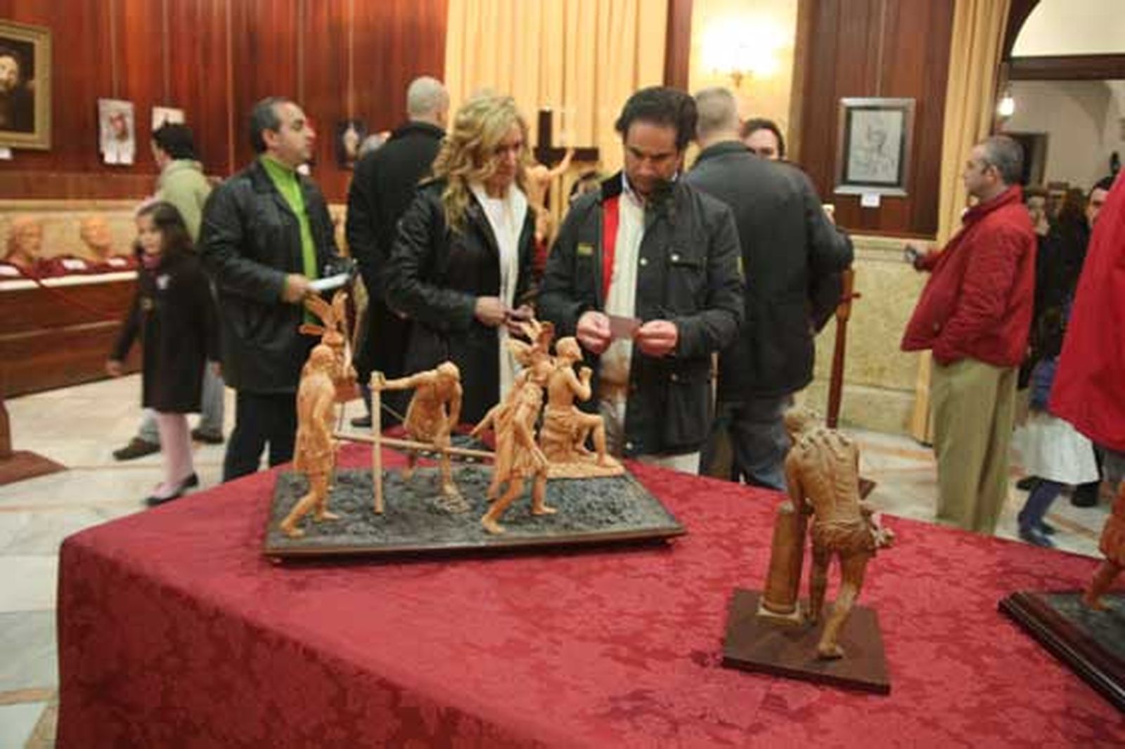 Varios visitantes en la exposición inaugurada por parte del Mercantil por Práxedes Sánchez.

Foto: ascarrasco