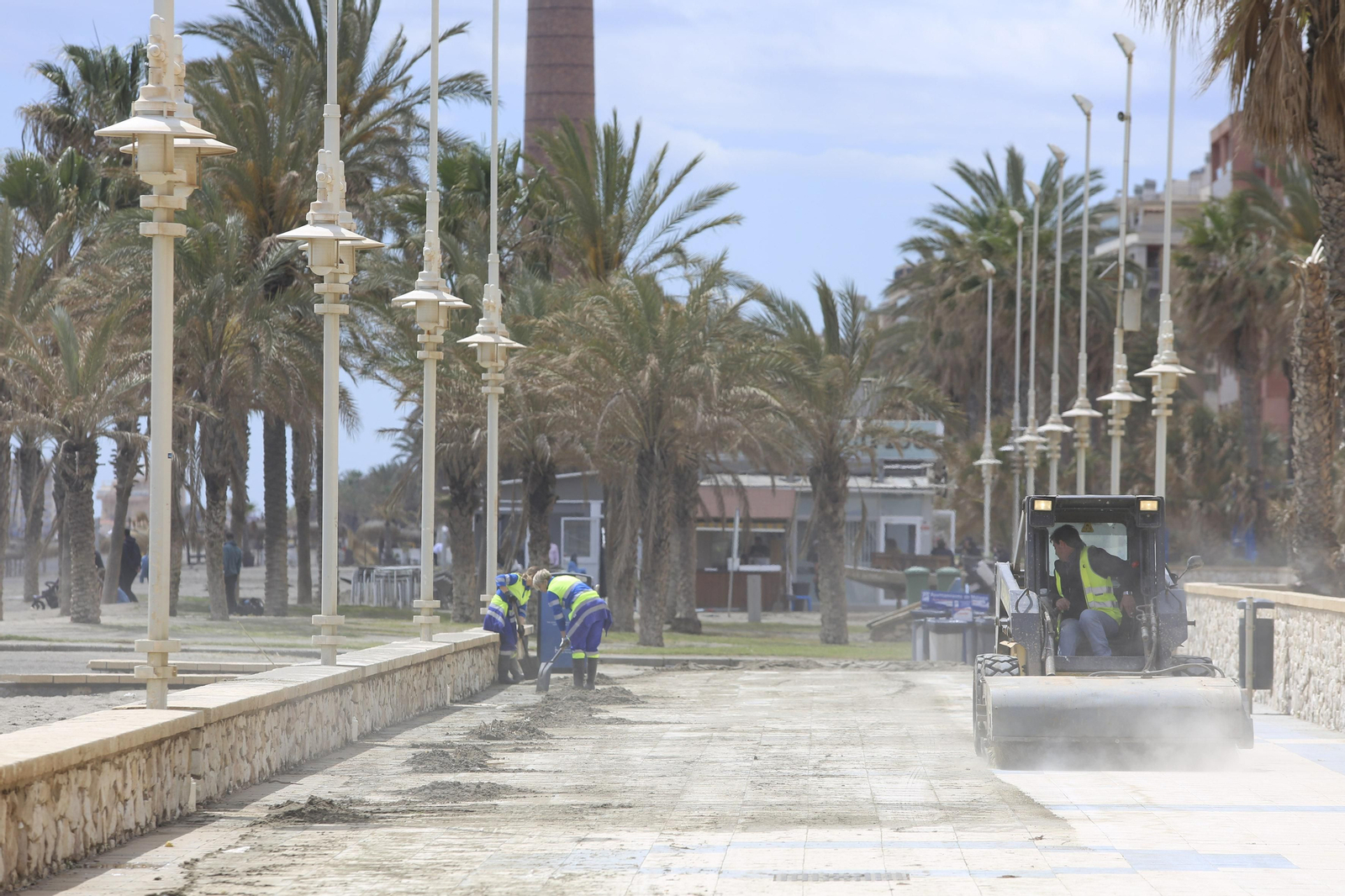 Las fotos de los trabajos en los paseos marítimos y chiringuitos de Málaga para paliar los efectos del temporal