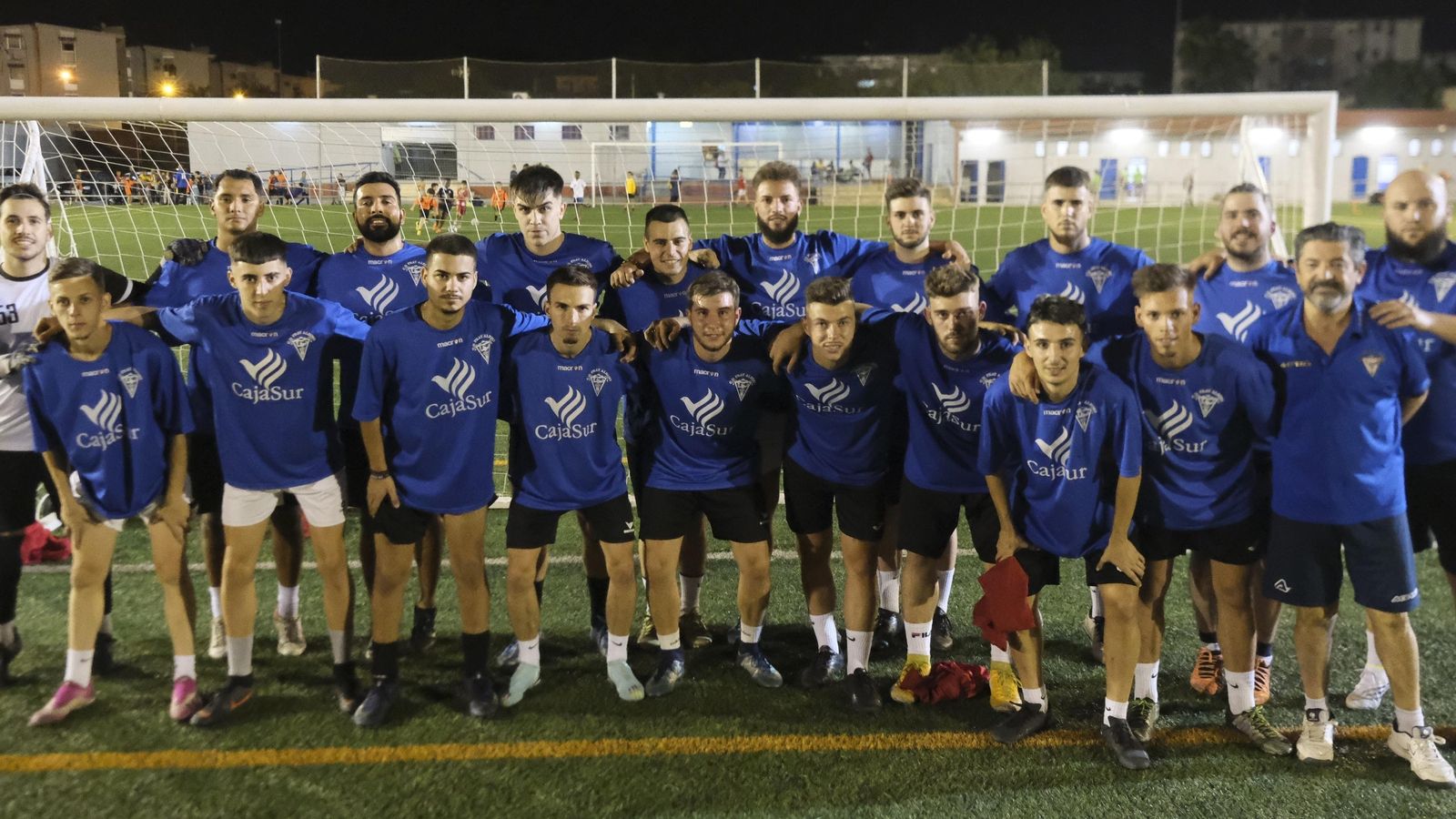 Formación de la plantilla del Fray Albino sénior, dirigido por Juani Motos.