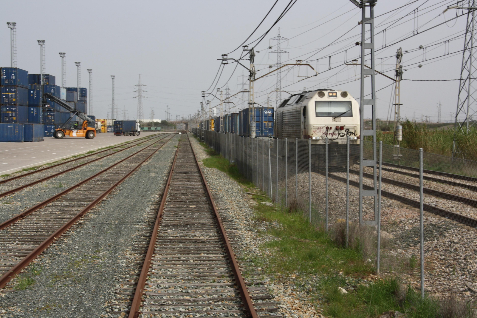 Un convoy parte de la terminal de Majarabique con destino al Puerto de Huelva.