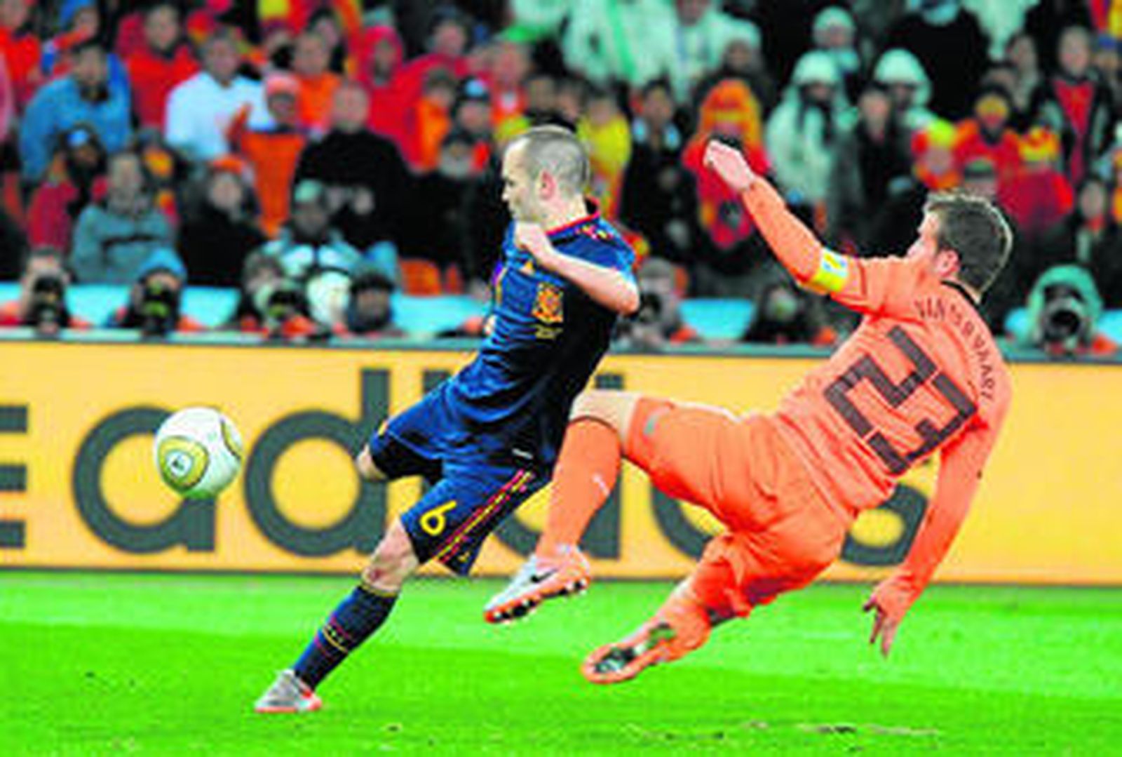 Iniesta conecta el tiro que supone el gol del triunfo español ante un Van der Vaart que no llega para evitarlo.