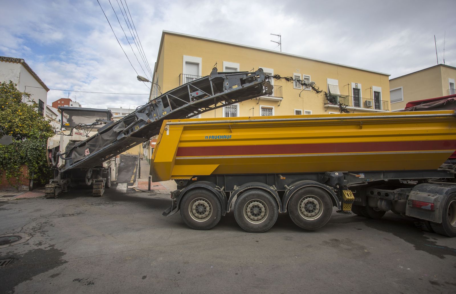 El asfaltado continúa por las calles de Huelva.