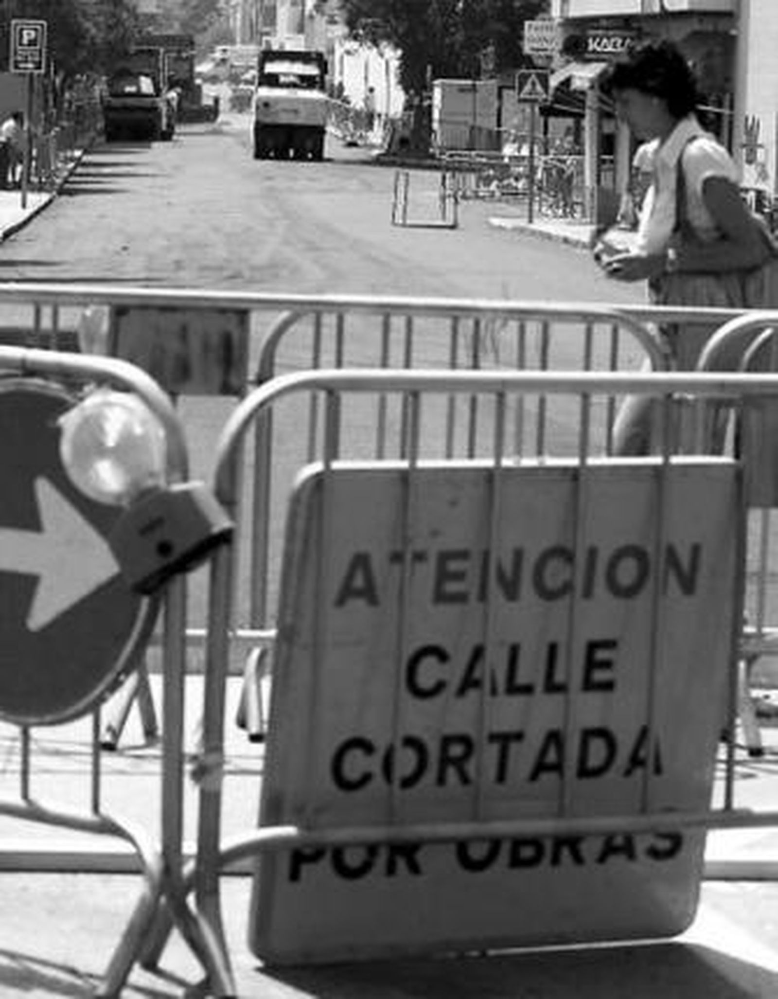 La calle Ejército de África permanecía ayer cortada al tráfico.