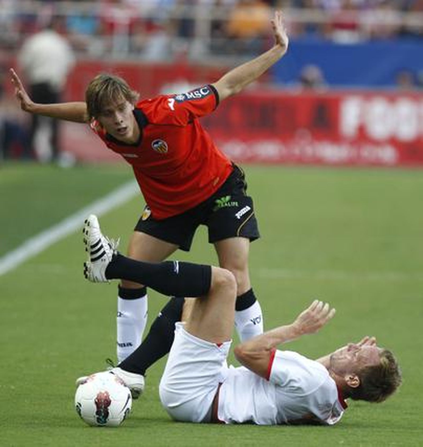 El Sevilla vence al Valencia en casa pese a jugar más de 20 minutos con nueve jugadores (1-0). / Antonio Pizarro