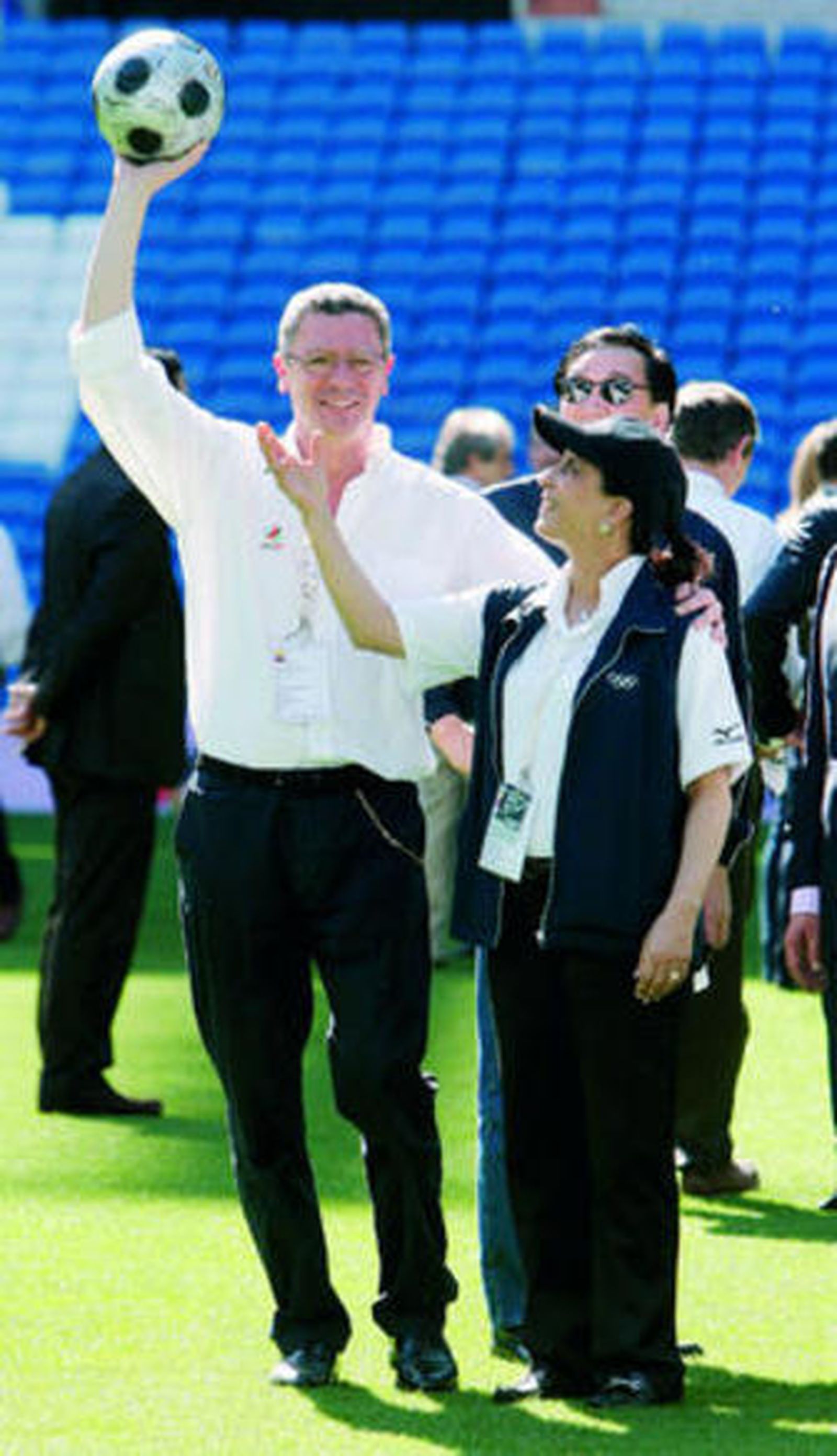 Gallardón posa con Nawal el Moutawakel, presidenta del COI.