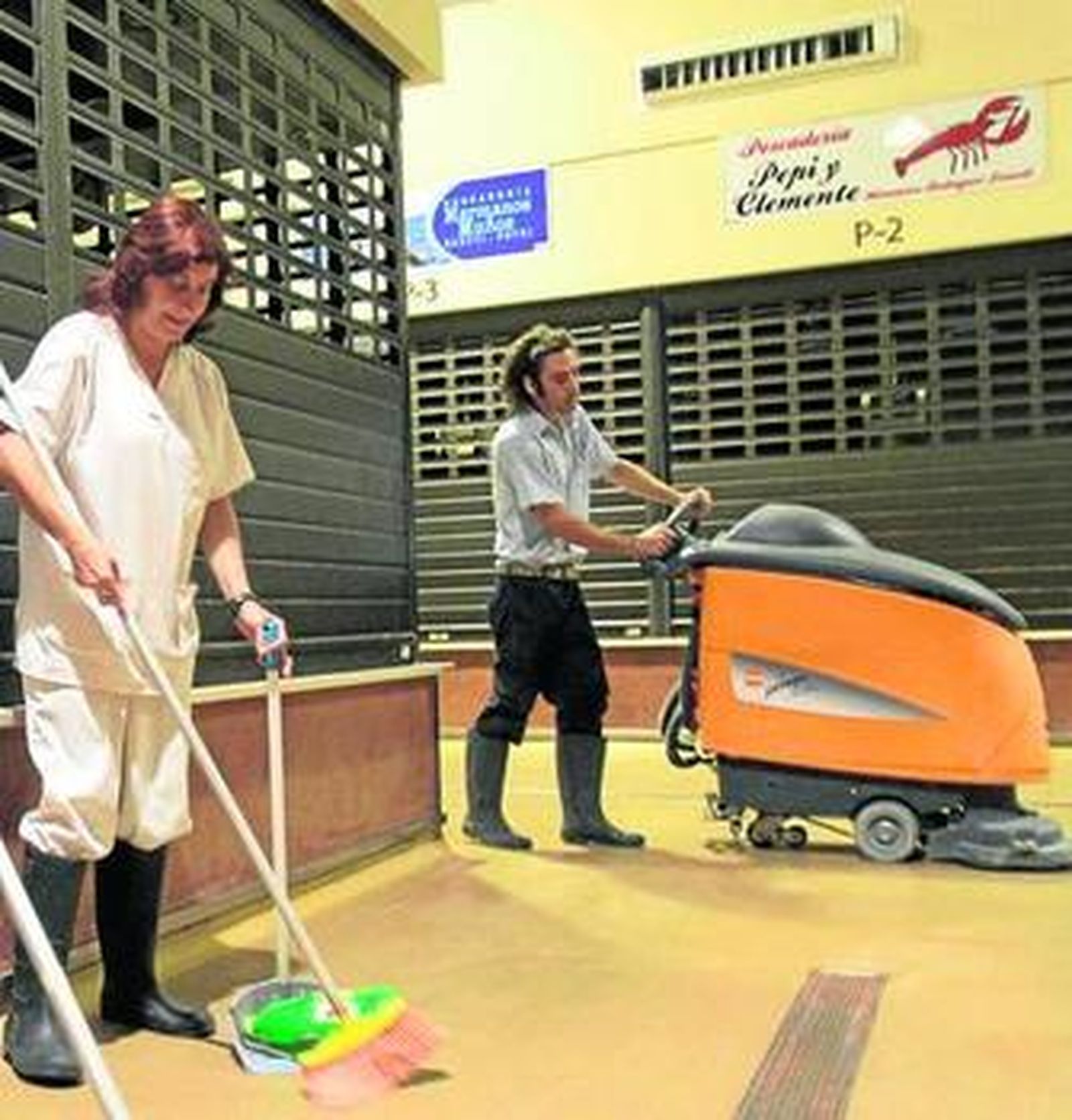 Trabajadores de Clece desempeñaban ayer su labor en el Mercado.