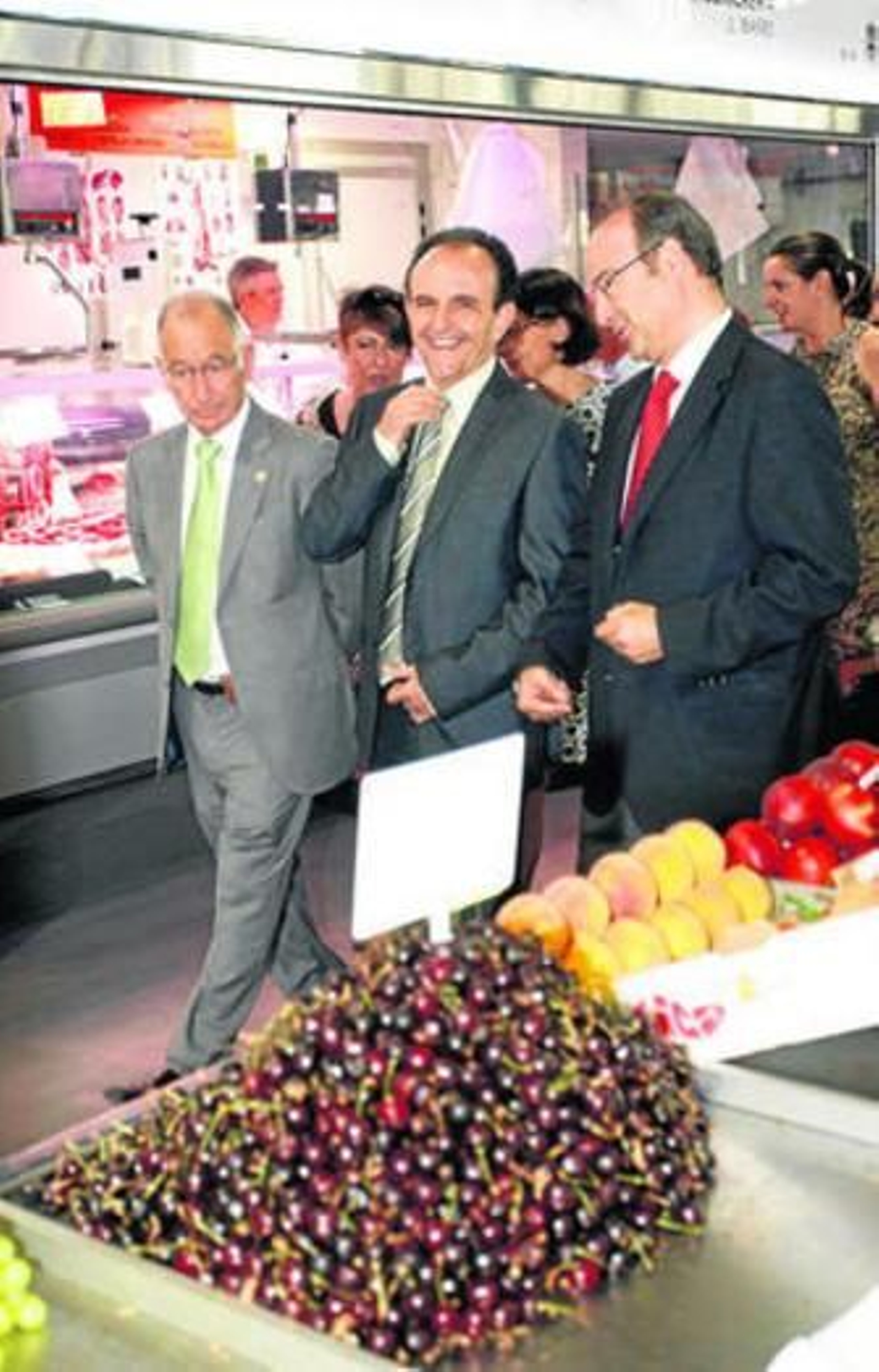 Rafael Rodríguez (centro) ayer en el Mercado Central de Almería.