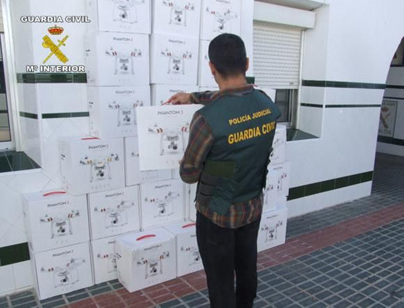 Once detenidos por el robo con butrón a una tienda de drones