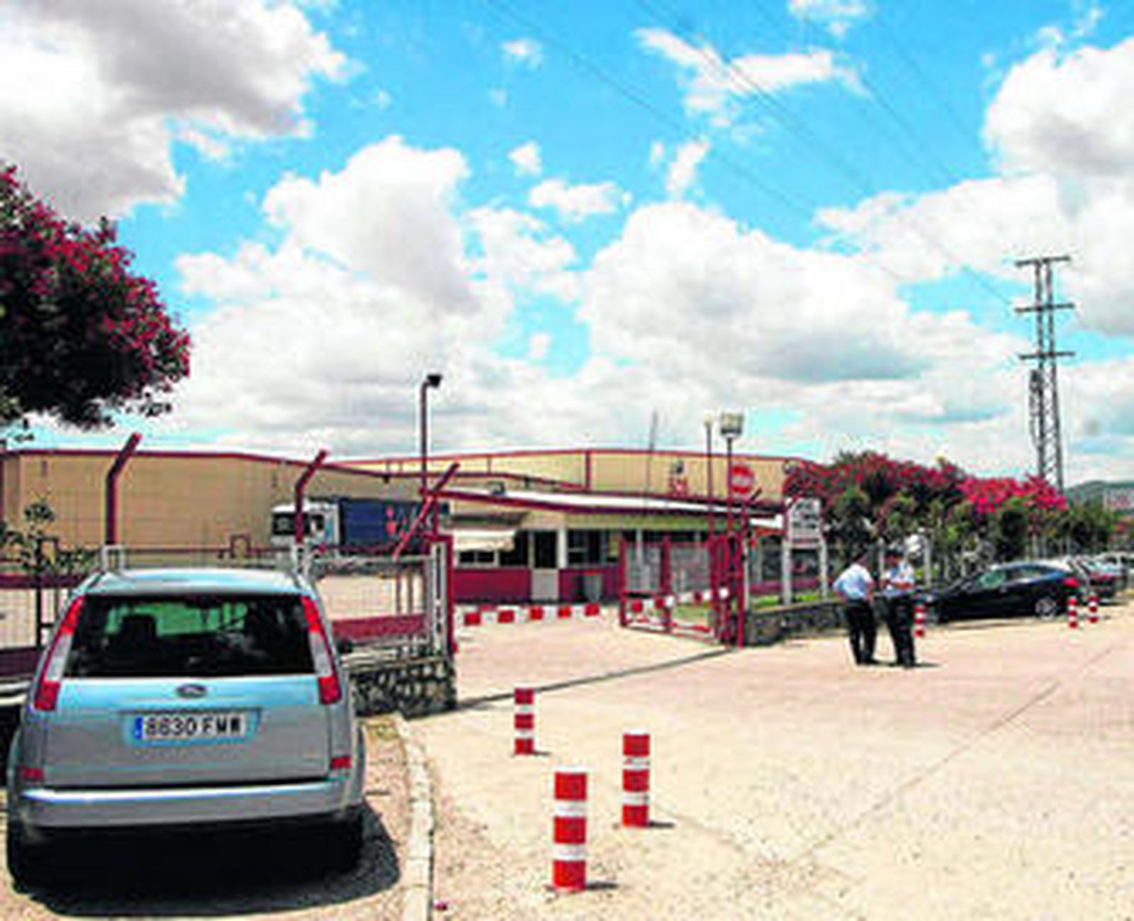 Exterior de la factoría de Carbonell en Alcolea.