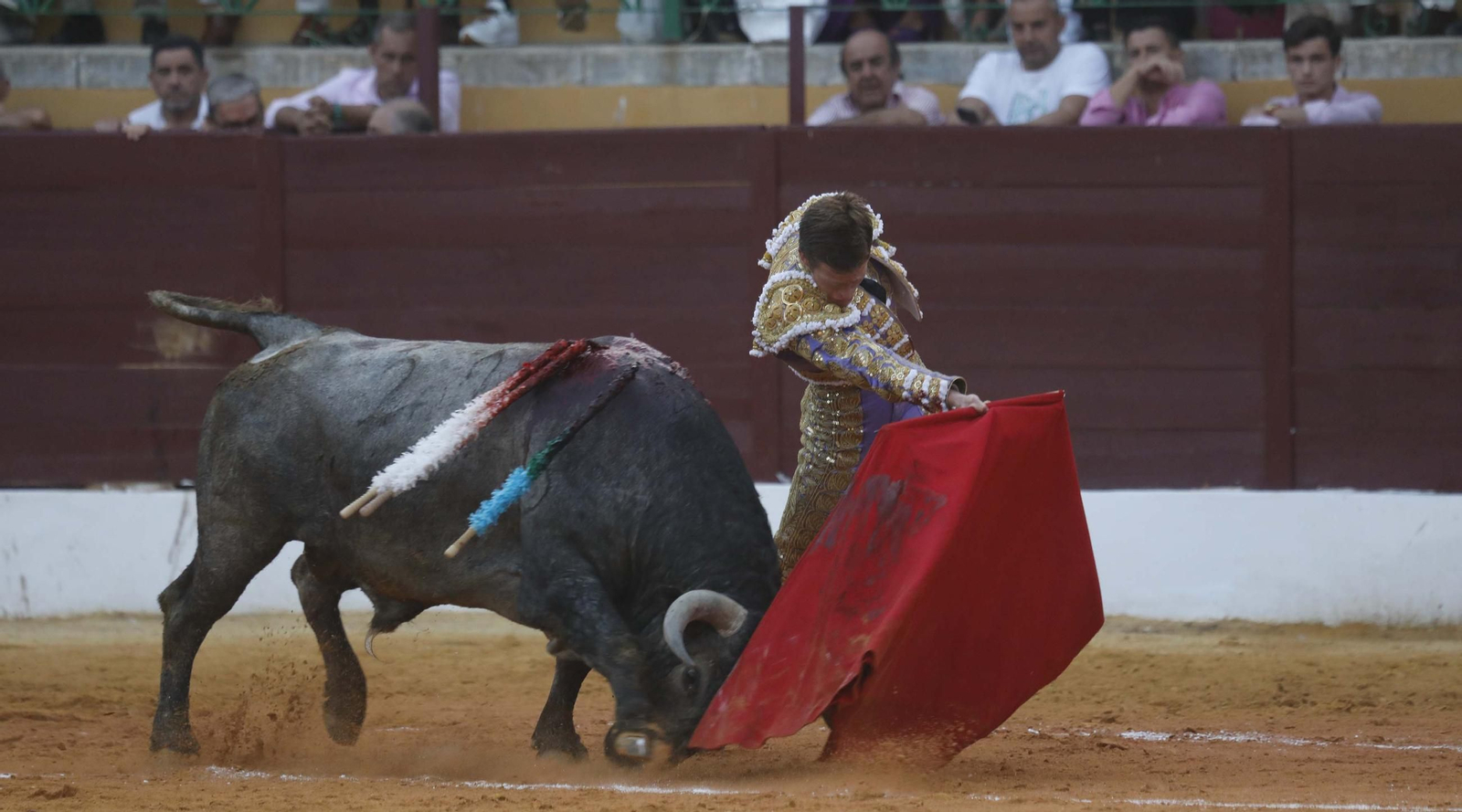 La reaparición de Borja Jiménez con toros de Victorino Martín en la Feria de La Línea , en imágenes