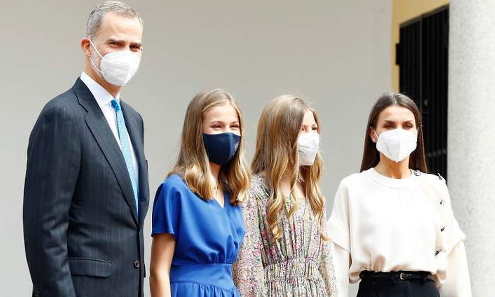 Los Reyes, con sus hijas, abandonando la iglesia donde Doña Leonor ha recibido la confirmación.