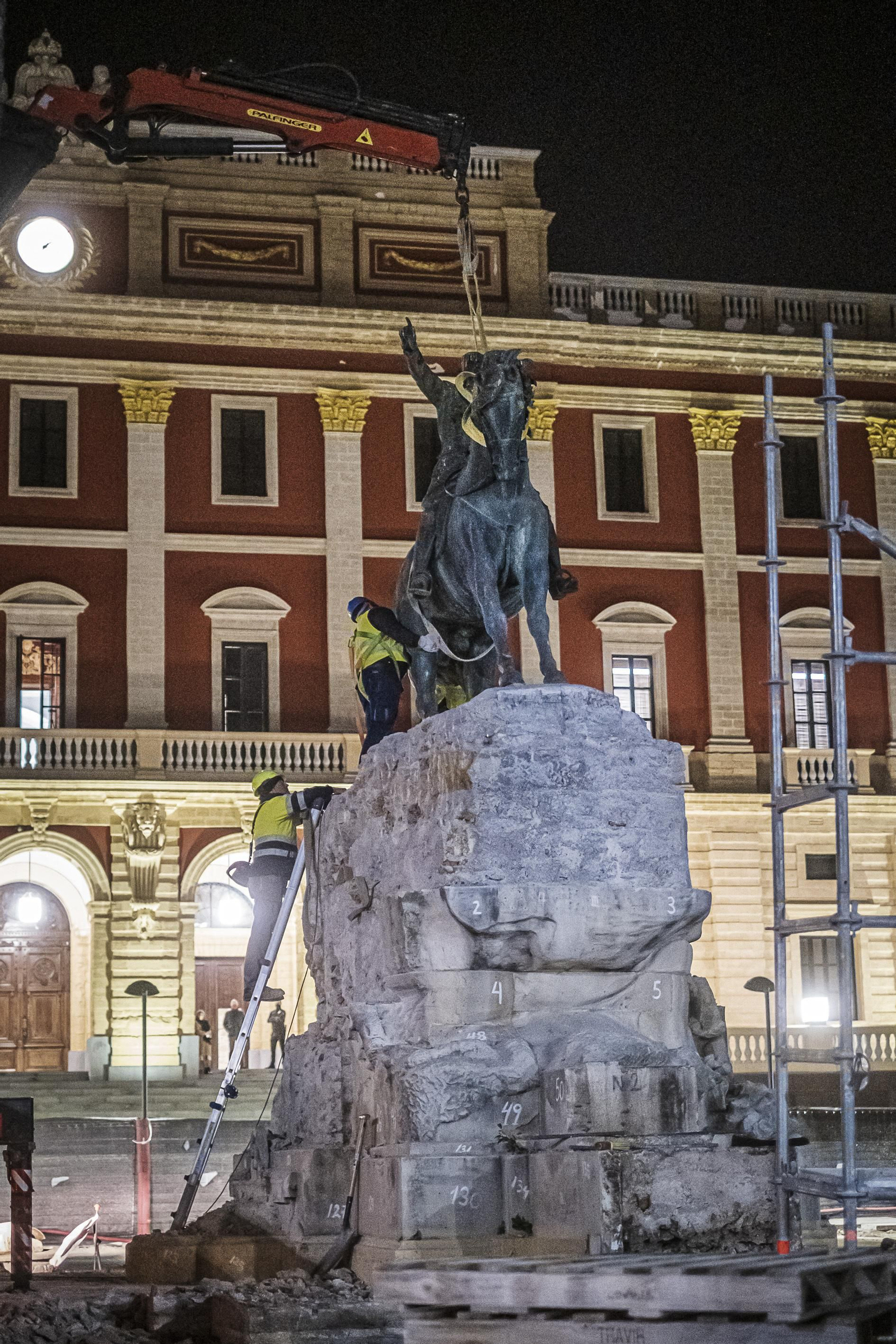 Retirada la estatua del general Varela de la plaza del Rey en San Fernando