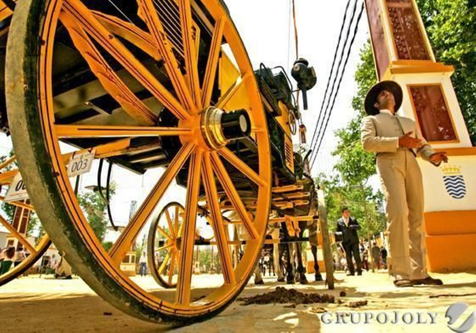 Un cochero ofrece a pie de González Hontoria un paseo por el Real en su flamante coche.   Foto: Pascual