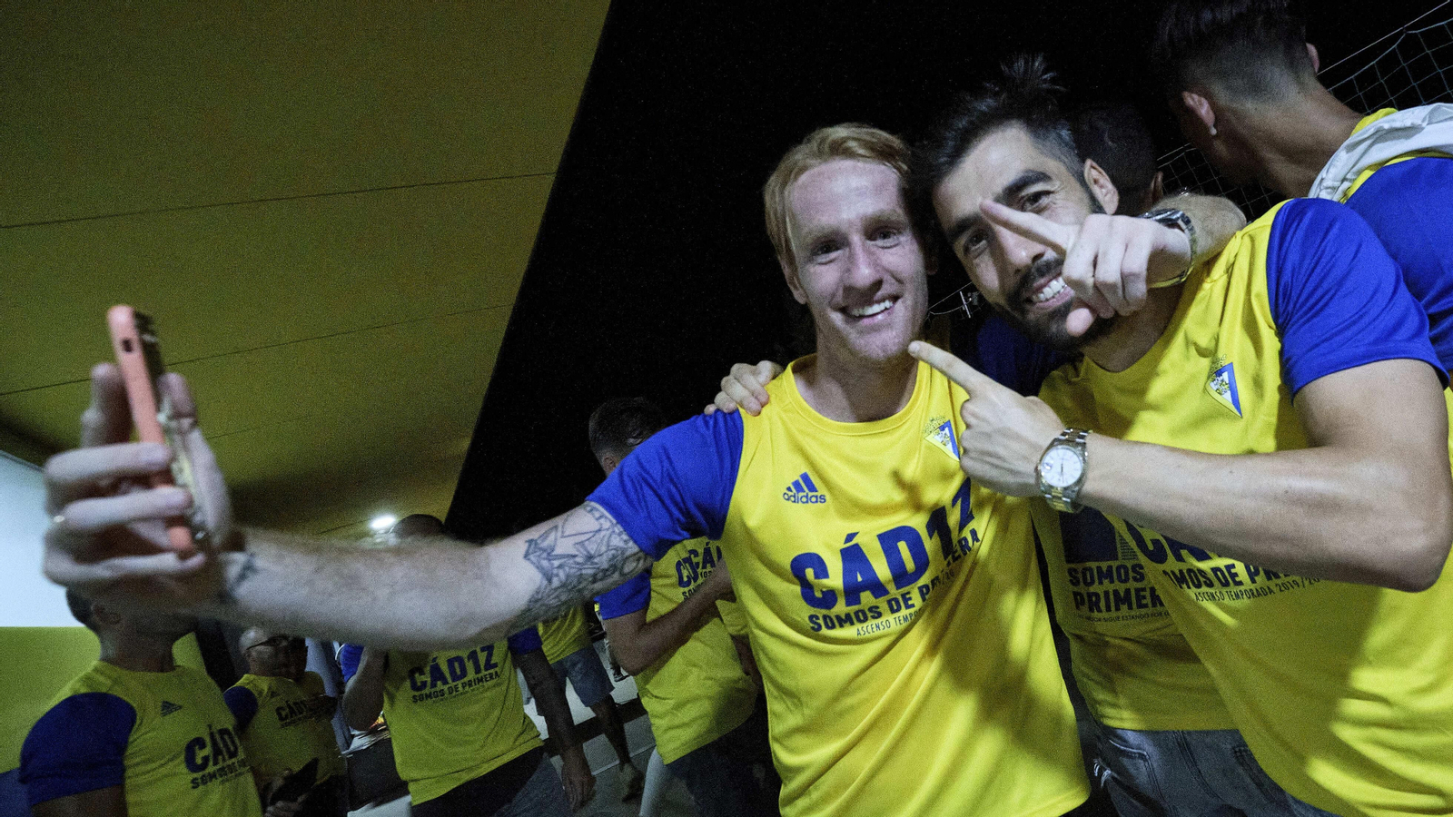 La plantilla del Cádiz celebra por todo lo alto el ascenso en el Rosal