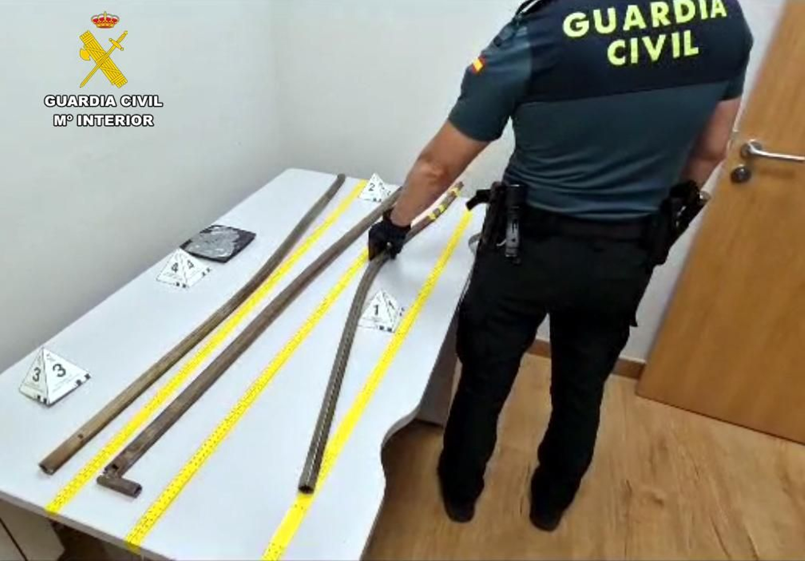 Foto de las barras de hierro que emplearon en la agresión