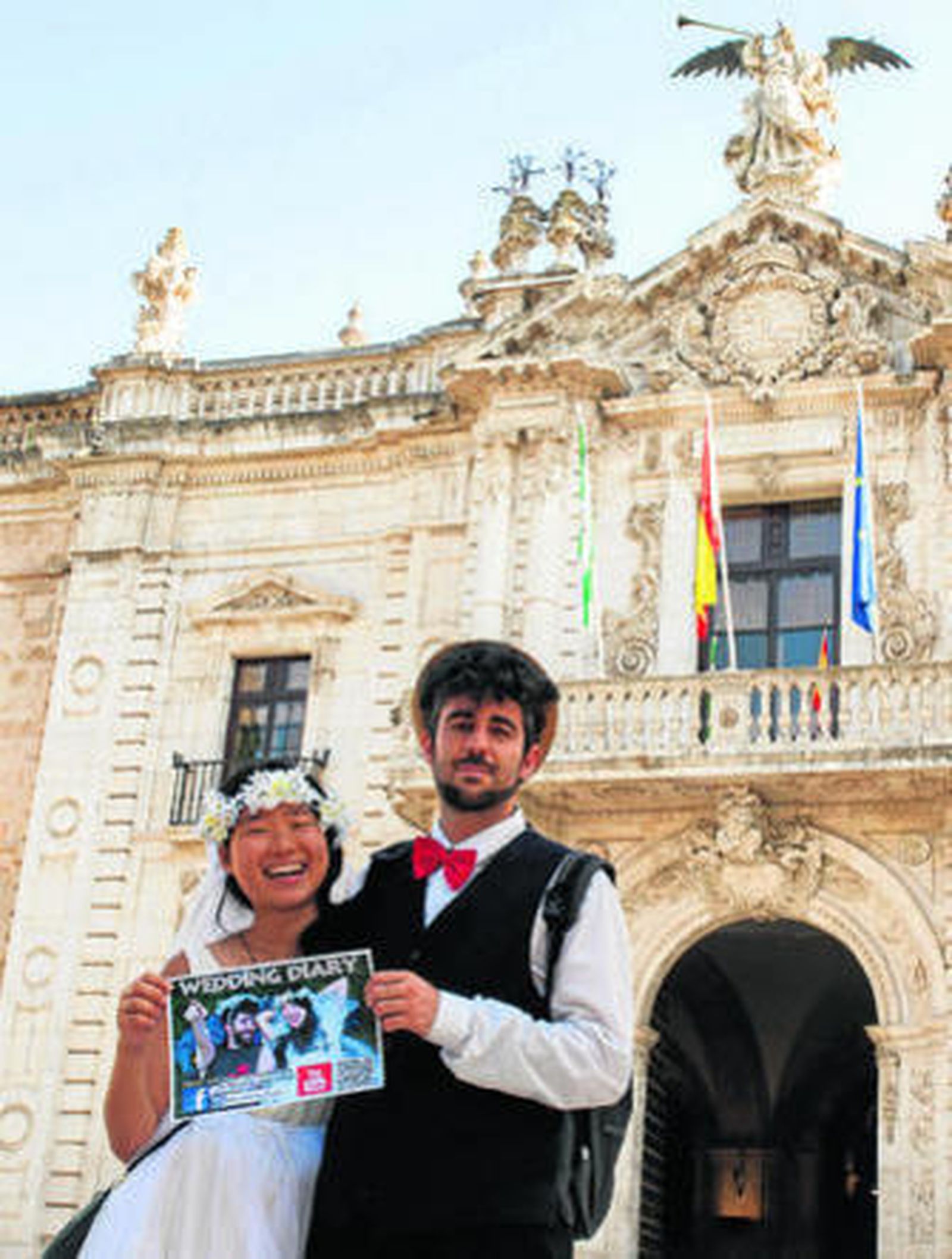 La taiwanesa Bella Hsin Chu y el chiclanero Alfonso Marín, en la puerta del Rectorado.