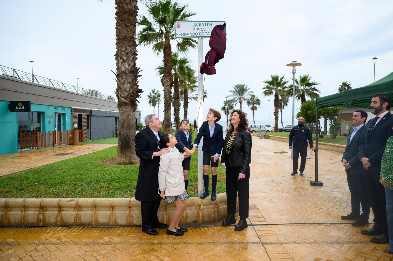 Los pequeños de la  familia de Fernando Brea Serra ayudaron a descubrir la placa