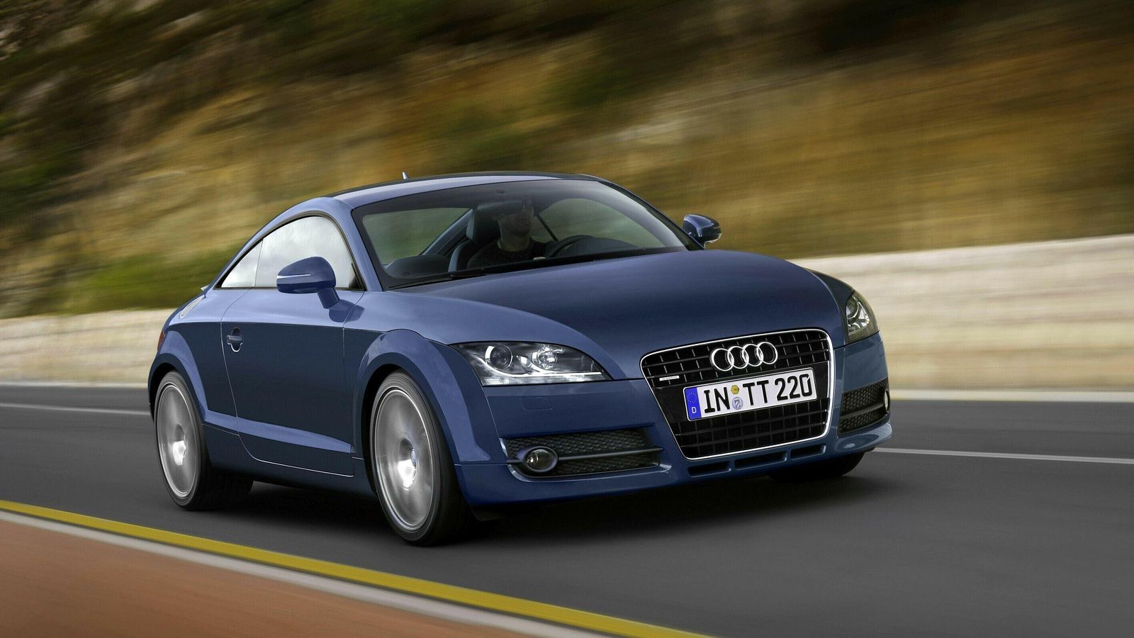 Los Audi TT 8J tuvieron la mayor variedad de motores: cuatro, cinco o seis cilindros e, incluso, estrenaron el Diesel que se mantendría en la tercera generación.