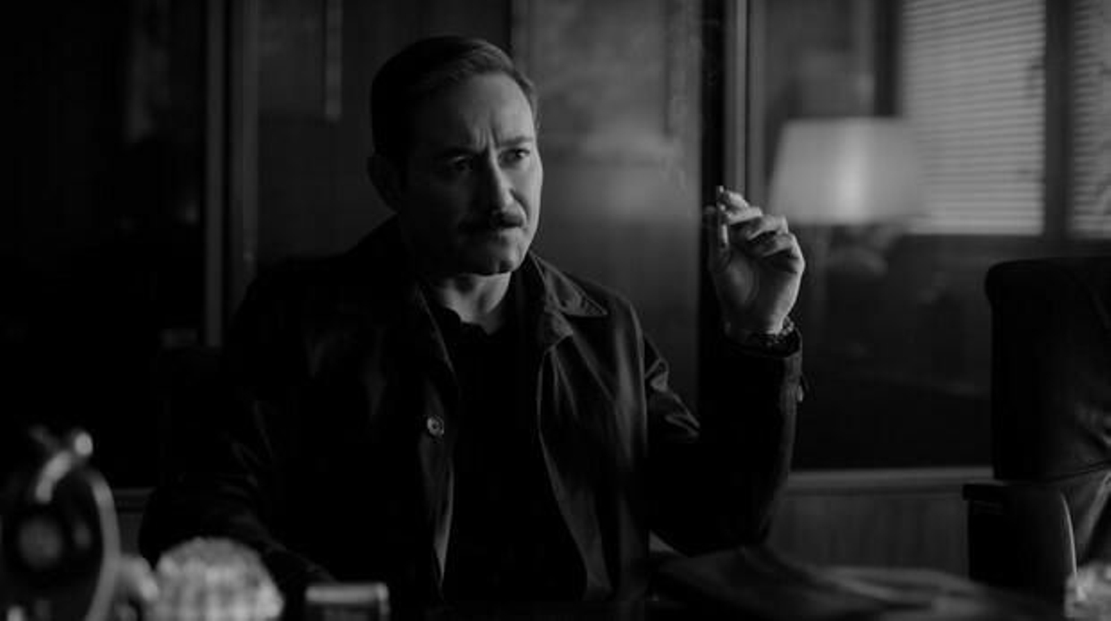 Carlos Santos es el detective Germán Areta en 'El Crack cero', de José Luis Garci.