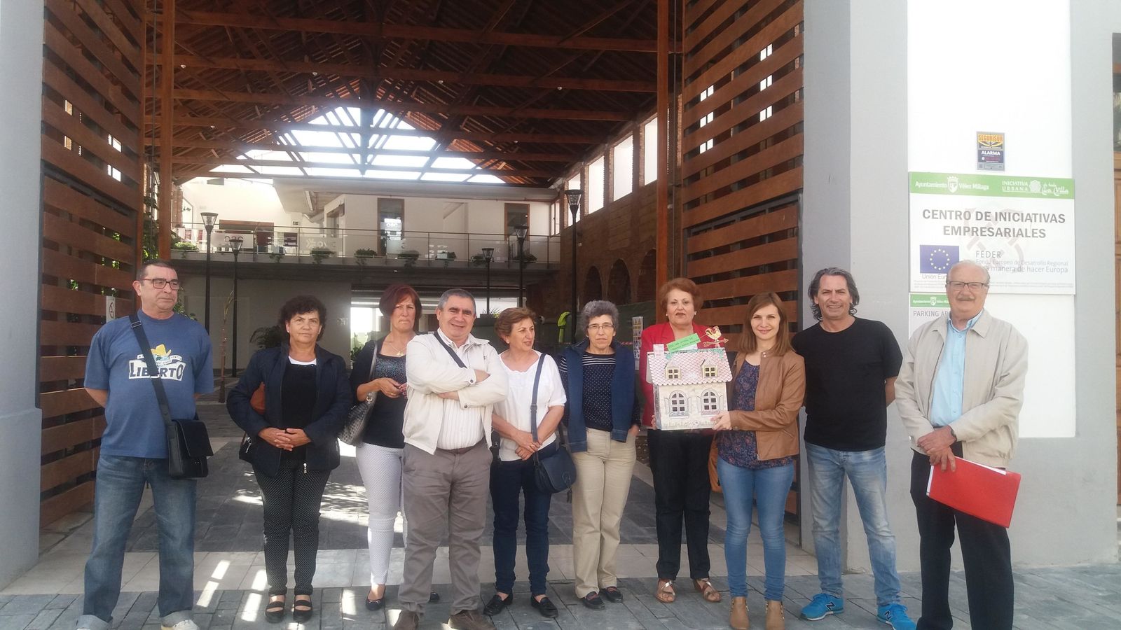 Miembros de Afadax con las firmas.