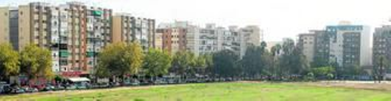 La parcela comercial se sitúa junto a la calle Muñoz de Vargas, en parte del solar del Estadio Colombino.