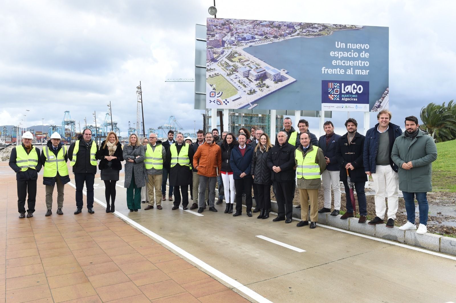 Miembros de la comisión Puerto-Ciudad visitando la zona del Lago Marítimo