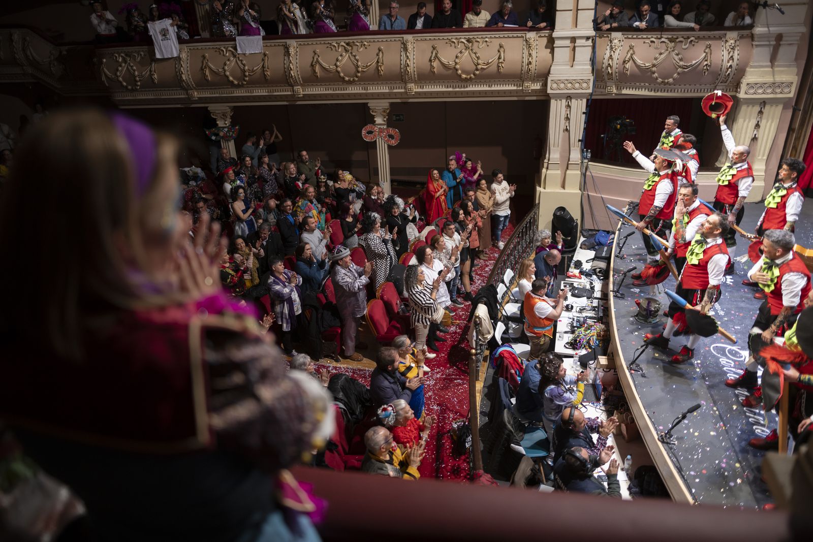 Imágenes de la murga "Los Lope de Pega" en la final del Carnaval Colombino 2024