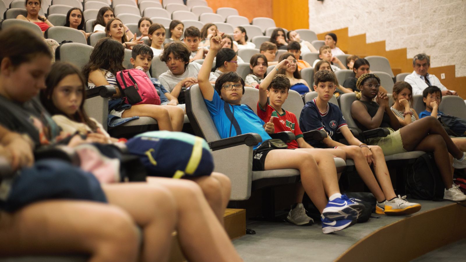 Los adolescentes del IES Estuaria escuchan atentamente en la jornada.