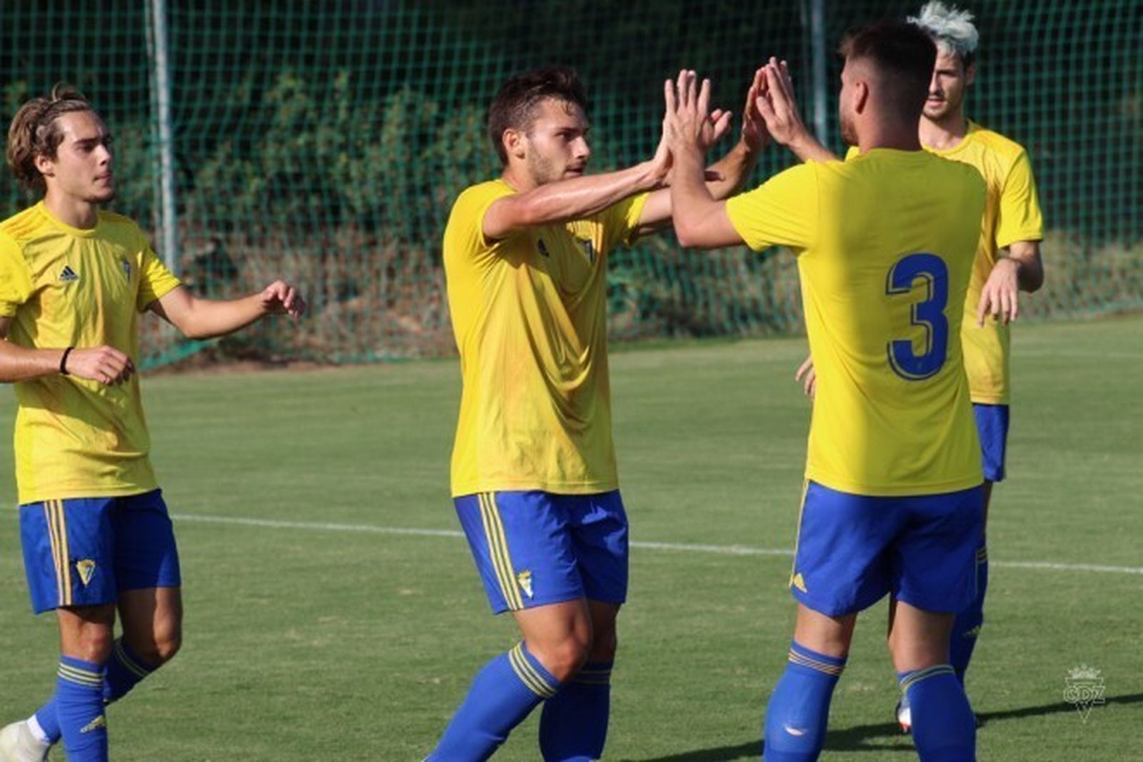 Boselli (c), felicitado por uno de sus goles.