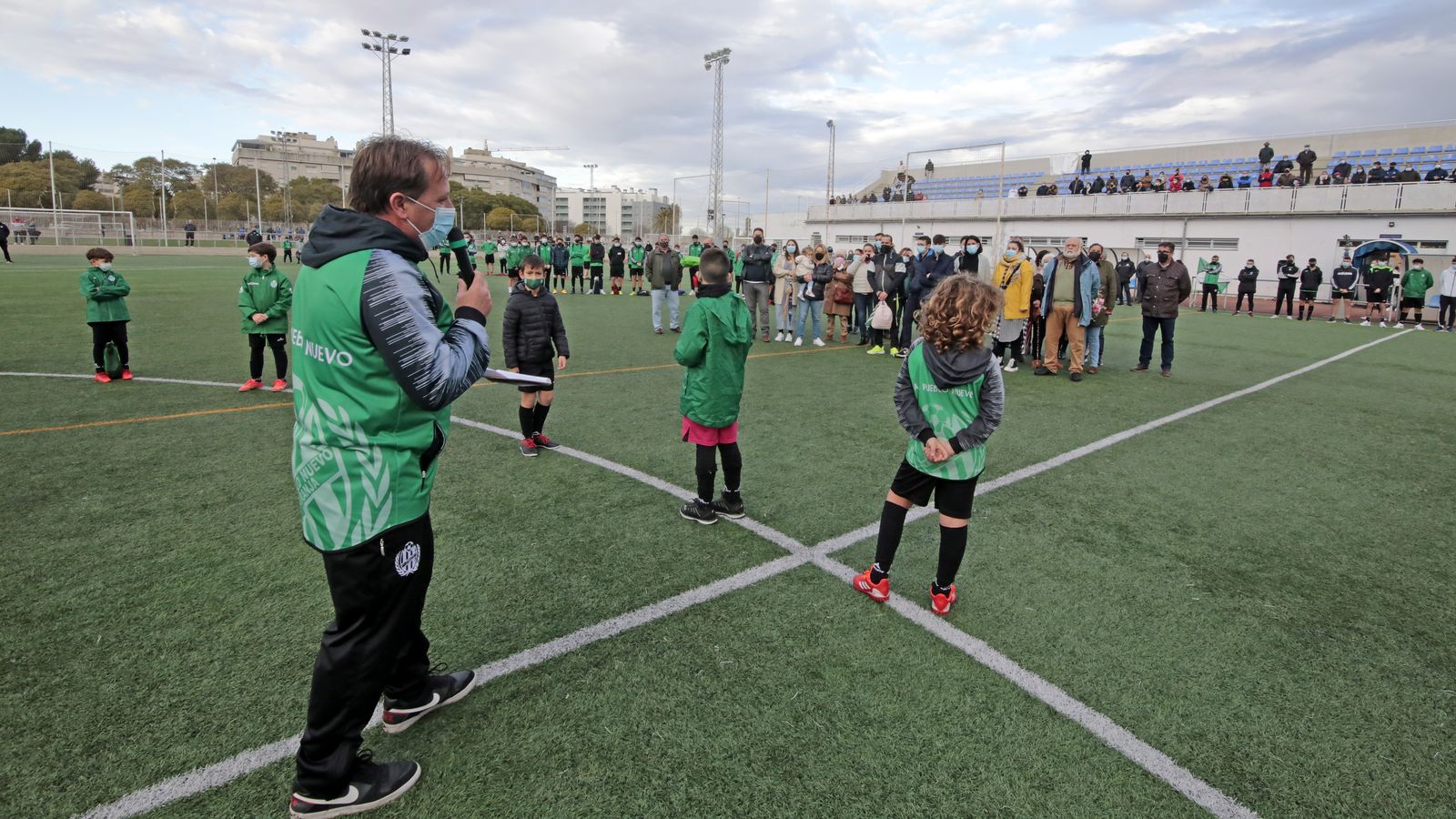 Emotivo homenaje de todo el Pueblo Nuevo a su entrenador