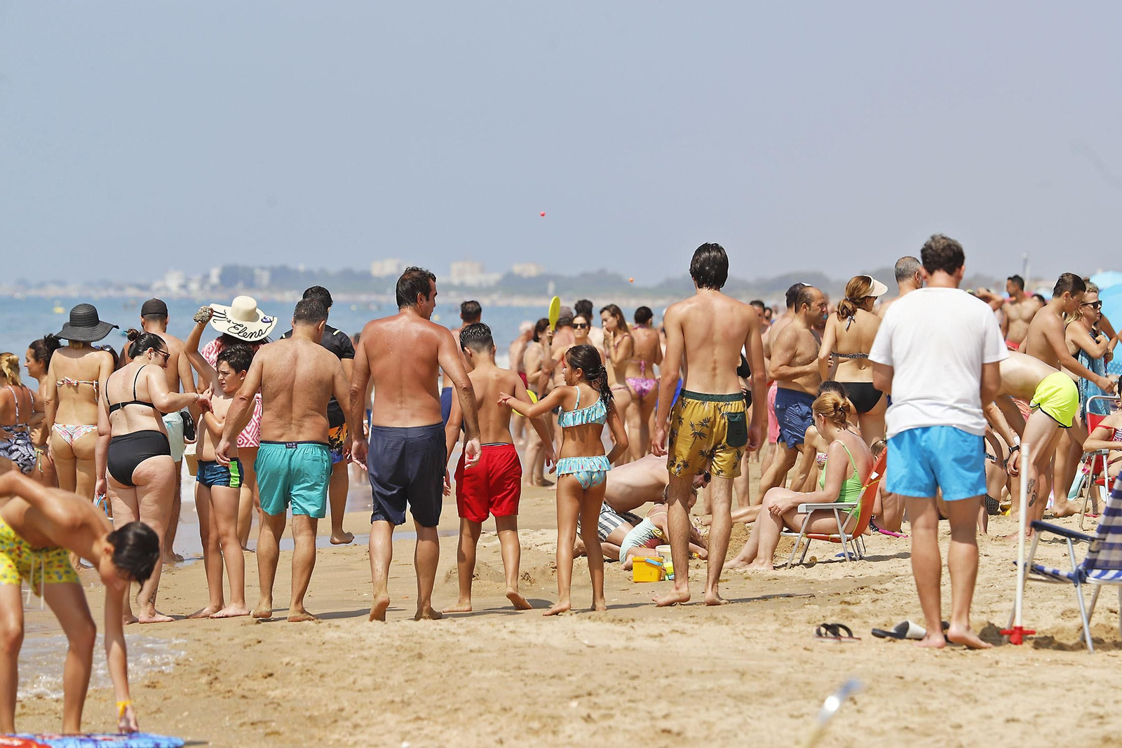 Imágenes del ambiente en las playas de Huelva en el 1 de julio
