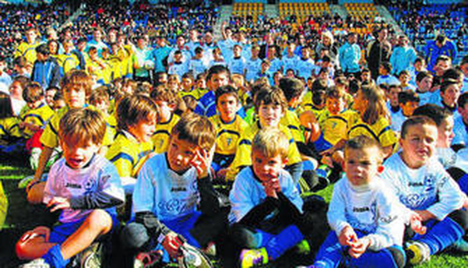 Los alumnos de las Escuelas Michael Robinson y de Conil posan tras abrir la mañana con sus partidos, con Teófila Martínez al fondo.