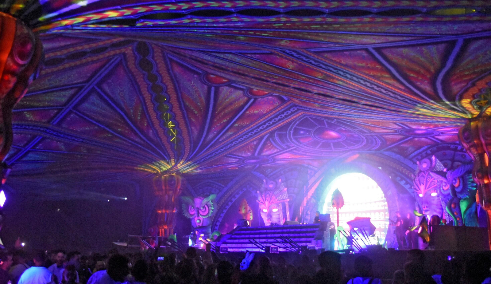 El festival Elrow reúne en Córdoba a miles de personas, en imágenes