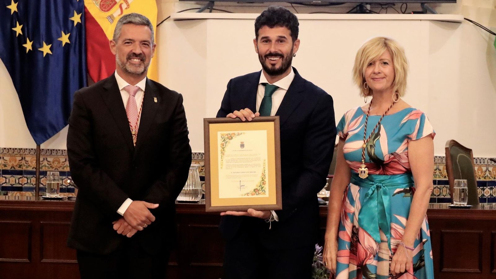 Antoñito Molina recibe la Urta de Oro 2023.