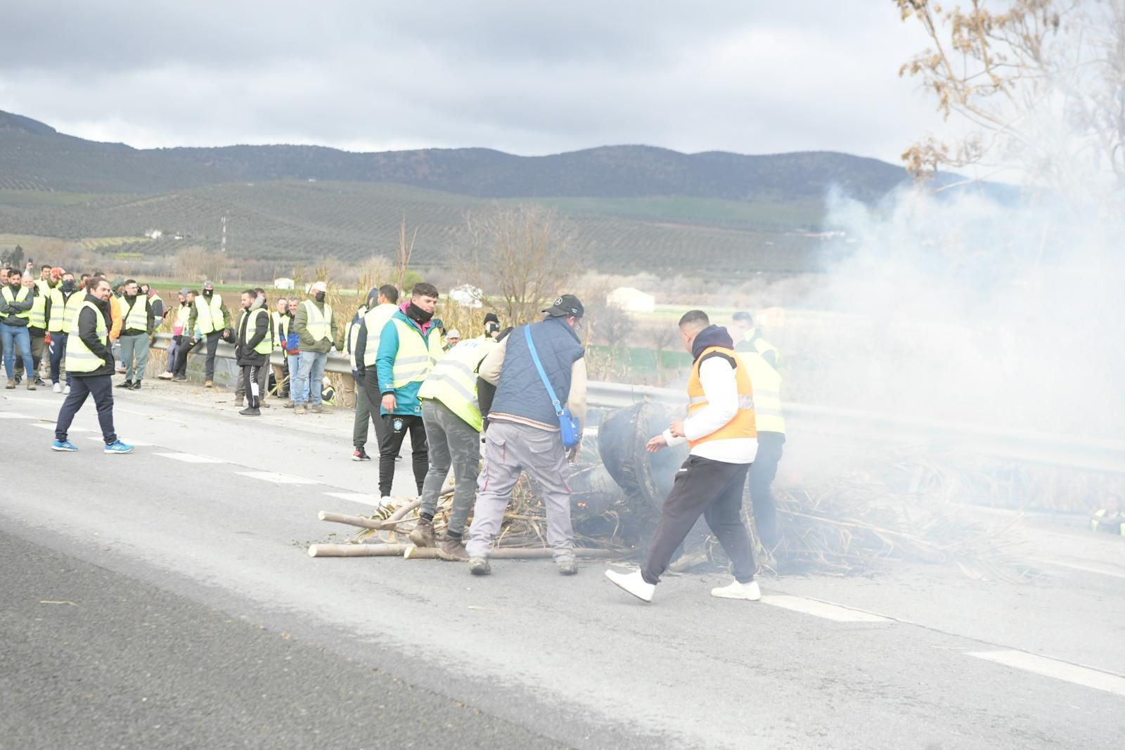 Protestas de los agricultores en Granada: fotos del corte de la A-92 este sábado