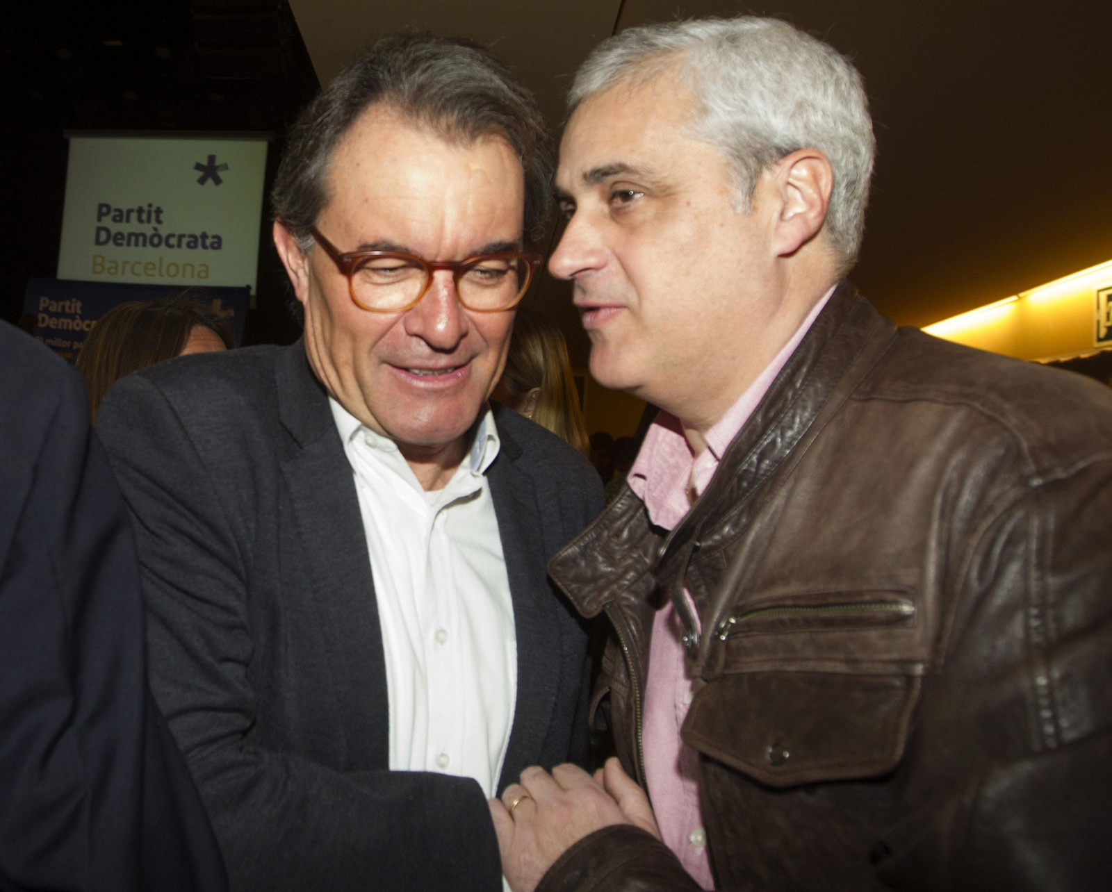 El ex presidente de la Generalitat, Artur Mas, saluda al ex 'conseller' de Justicia, Germà  Gordó.