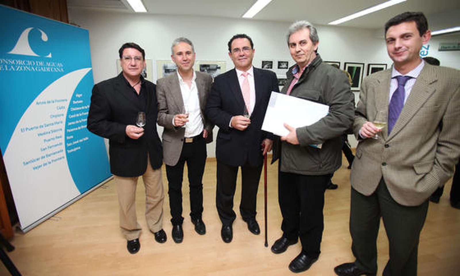 Los fotógrafos Manuel Pascual y Adrián Fatou, el presidente del Consorcio, García Bermúdez; el director de la Escuela de Arte, Domingo Martínez; y el gerente del Diario, Miguel Berraquero. 

Foto: Vanesa Lobo
