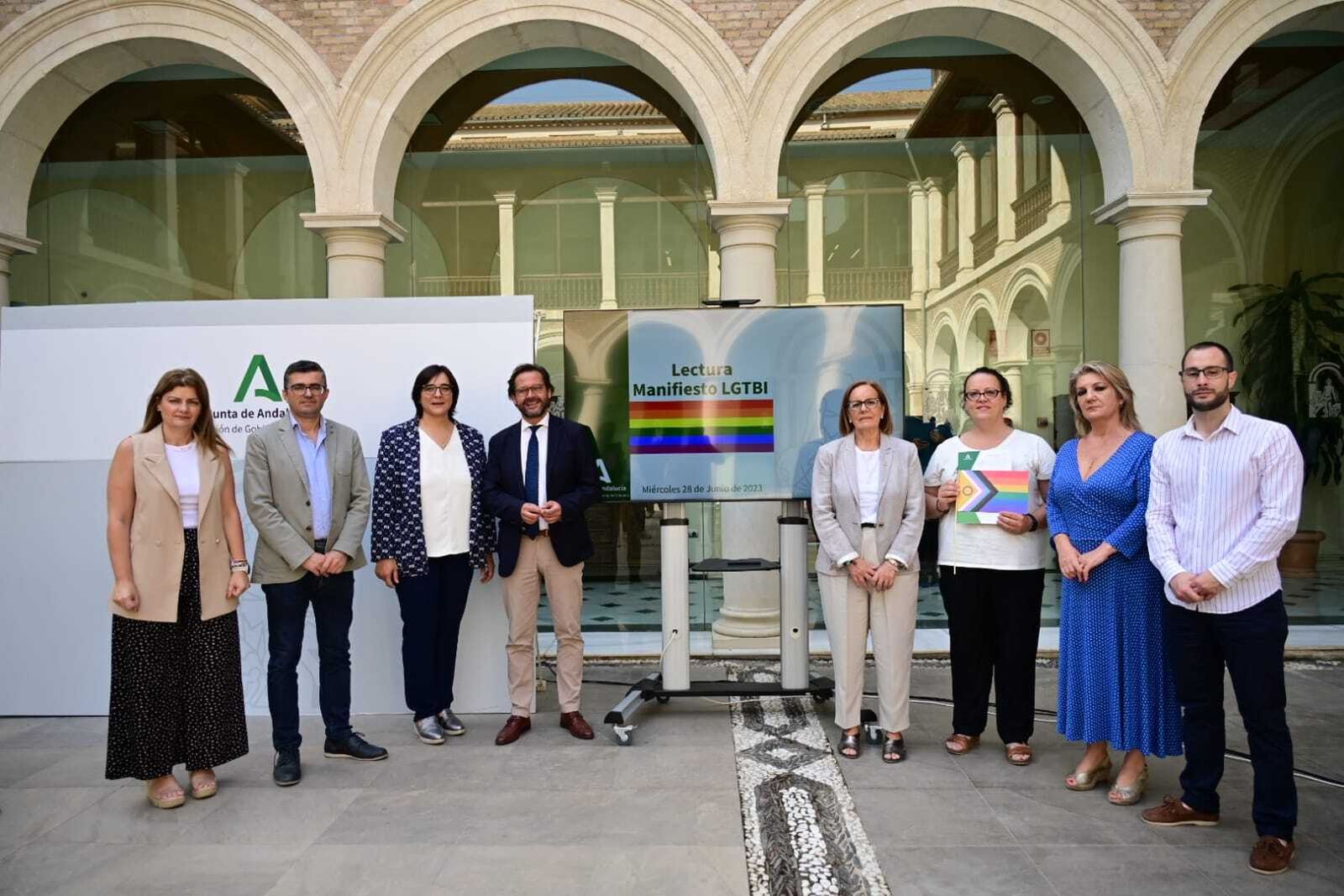 Lectura del manifiesto en la sede de la Junta de Andalucía en Granada