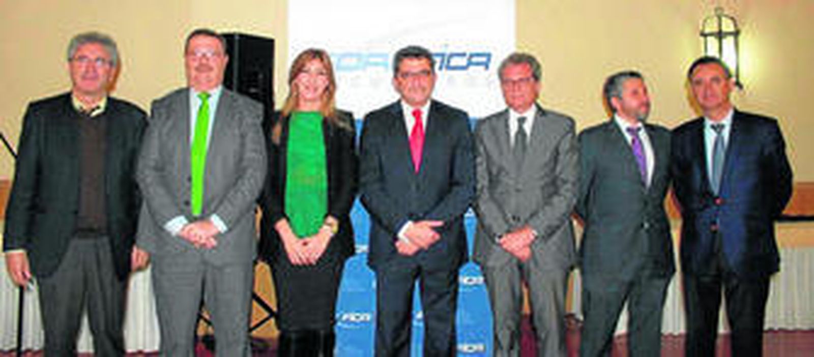 Antonio Gutiérrez Limones, en el centro de la imagen, junto a representantes del empresariado alcalareño.