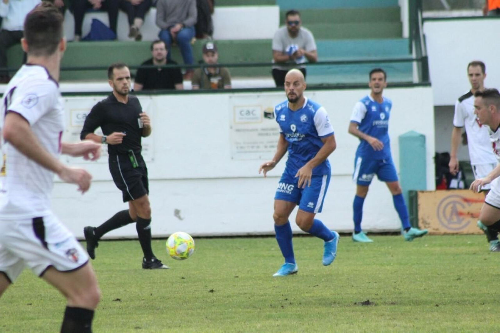 Kevin, ariete del XDFC, no podrá jugar en La Juventud frente al Gerena por lesión.