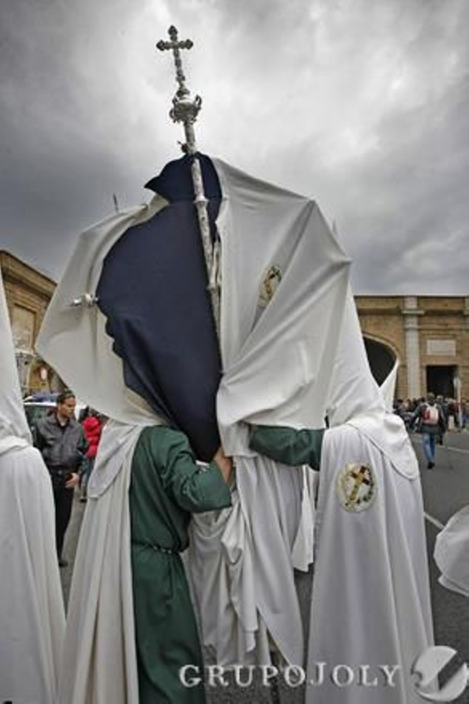 La Oración en el Huerto sale pero se ve obligada a volver a su templo a causa de la lluvia.

Foto: Julio Gonzalez