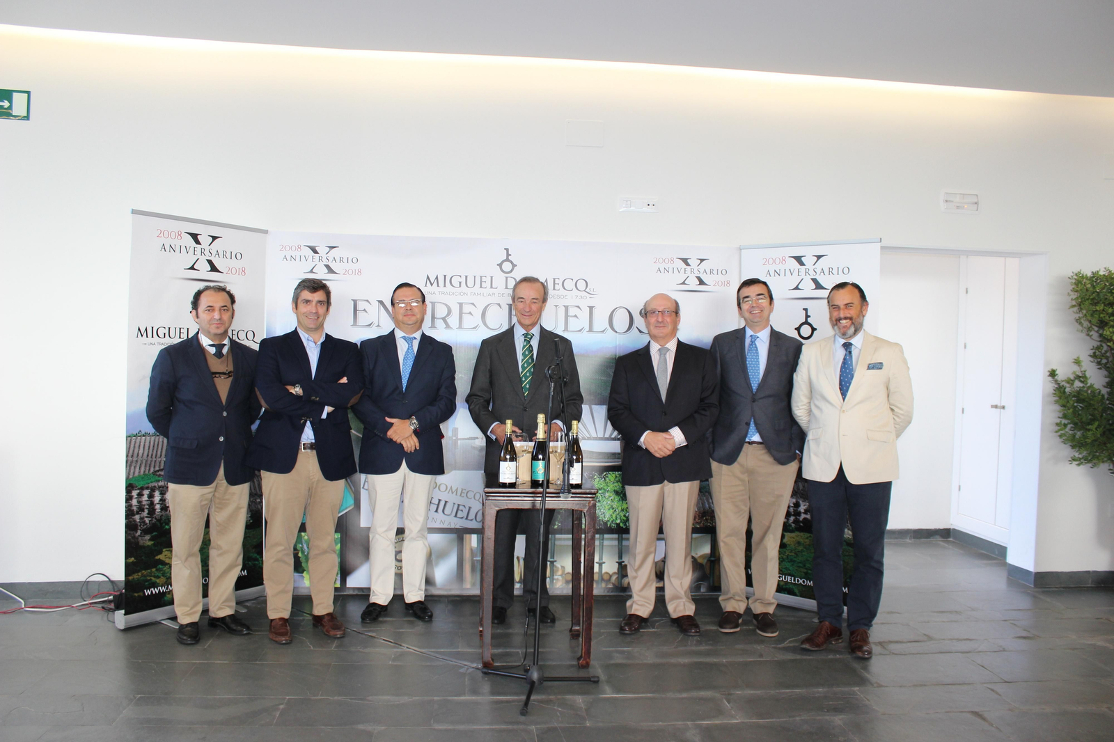 El presidente y fundador de la bodega, Miguel Domecq Solís (c), ayer junto al equipo de la casa durante el acto conmemorativo.