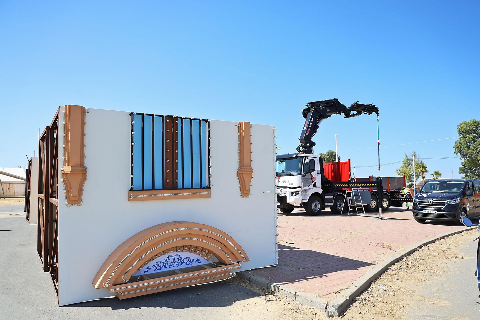 Imágenes del montaje de la portada de las Fiestas Colombinas de Huelva