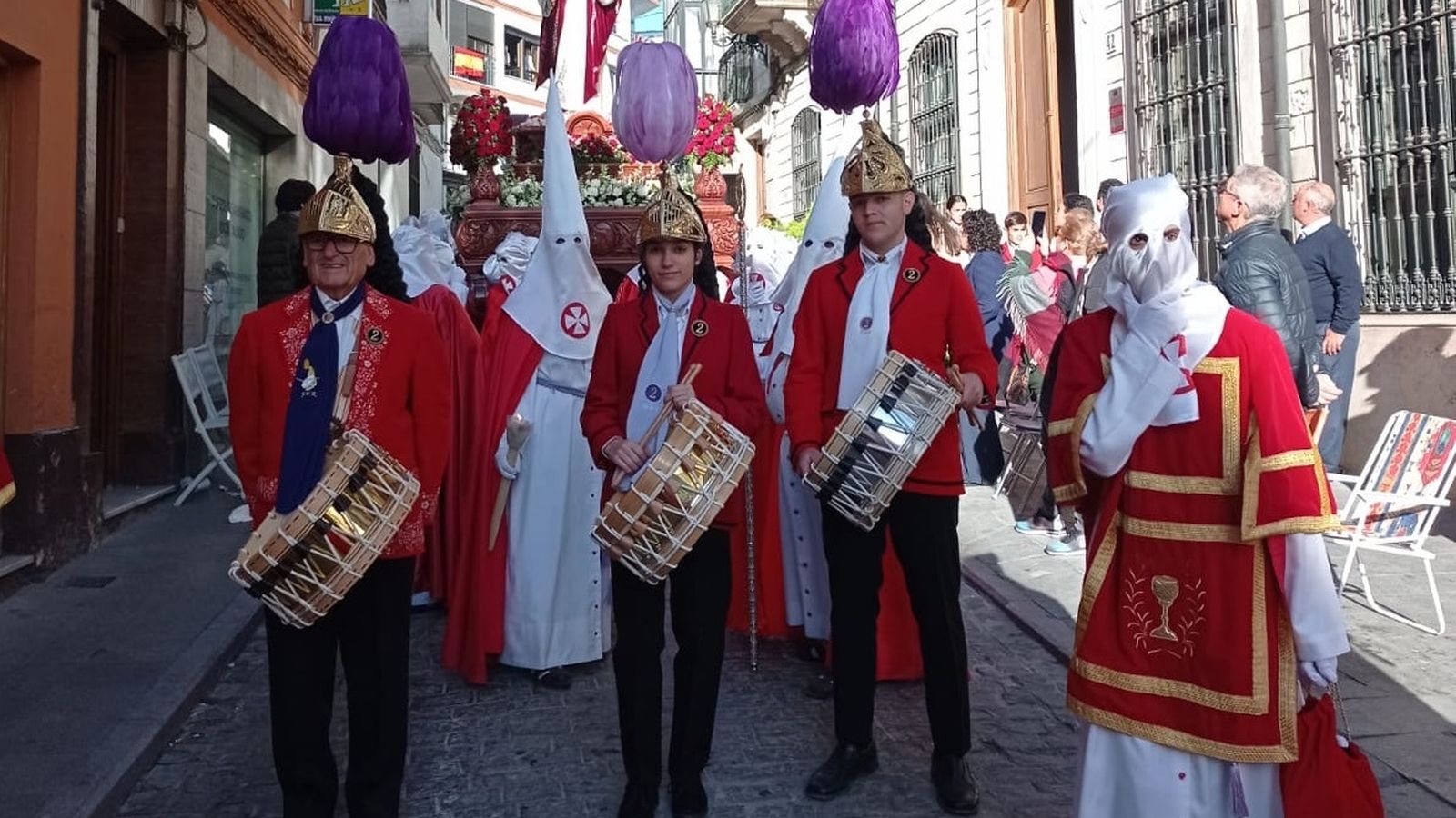 Un momento de la procesión por las calles de Baena.